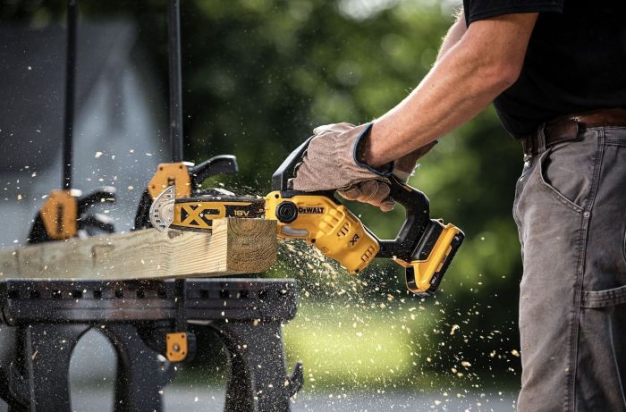 Пила ланцюгова акумуляторна DeWalt безщіткова 18В XR Li-lon 8.6м/с шина 20см 2.1кг без АКБ та ЗП