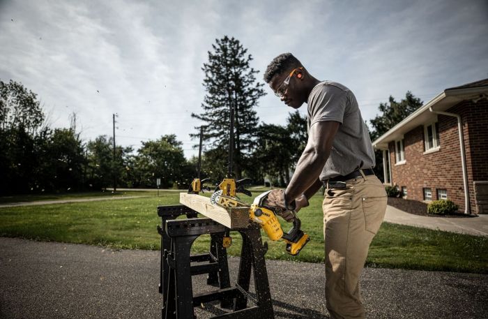 Пила ланцюгова акумуляторна DeWalt безщіткова 18В XR Li-lon 8.6м/с шина 20см 2.1кг без АКБ та ЗП