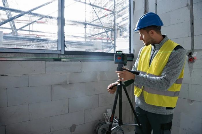 Нівелір лазерний Bosch Professional GLL2-20G + BT150 до 10м, ±0.2мм/м, 4AAx1.5В, штатив, чохол, 0.62кг