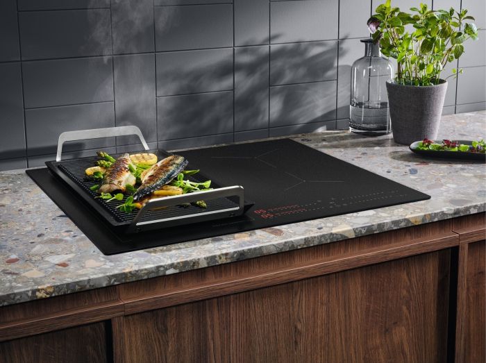 Варильна поверхня Electrolux індукційна, 60см, розширена зона, датчик кипіння, Hob2Hood, чорний матовий