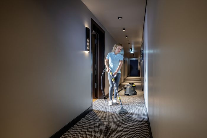 Пилосос професійний миючий Karcher Puzzi 8/1 Adv 1200Вт 270мБар контейнер 8/7л 8.6кг