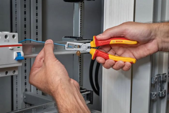 Набір шарнірно-губцевого інструменту Bosch Professional, комбіновані плоскогубці, діагональний бокоріз, плоскогубці з довгим носом, знімач ізоляції, VDE набір 4шт