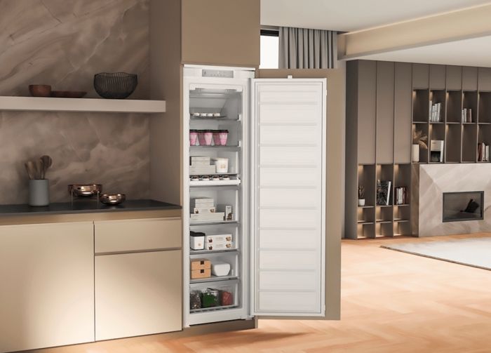 Морозильна камера Whirlpool вбудована, 177x54х54.5, 209л, А++, NF, інв., білий