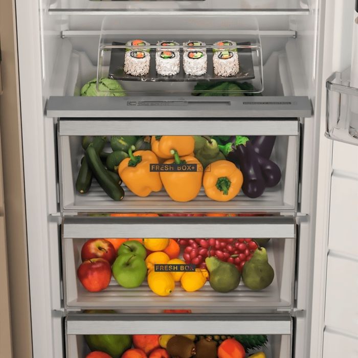 Холодильна камера Whirlpool вбудована, 177x54х54, 314л, А++, ST, інв., білий