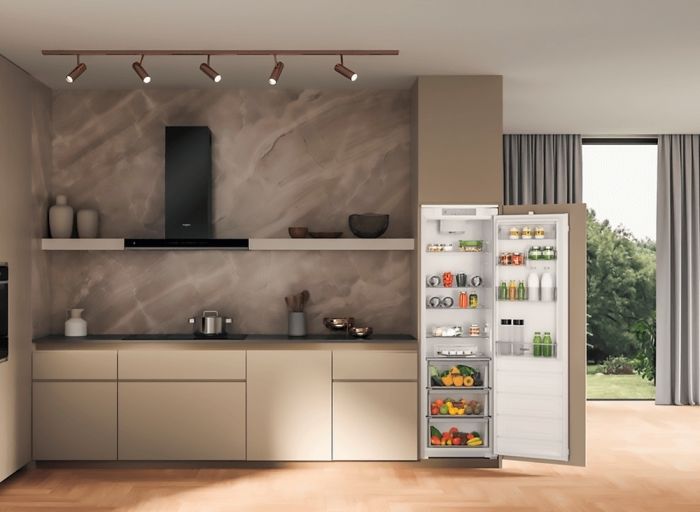 Холодильна камера Whirlpool вбудована, 177x54х54, 314л, А++, ST, інв., білий