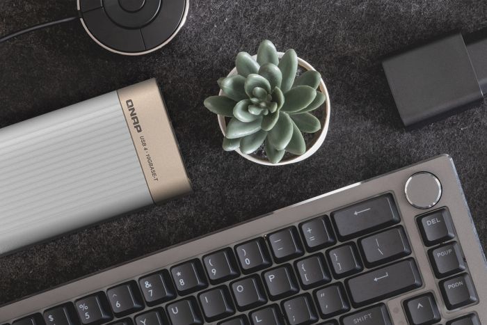 Адаптер QNAP USB 4 Thunderbolt 3/4 10GbE RJ45