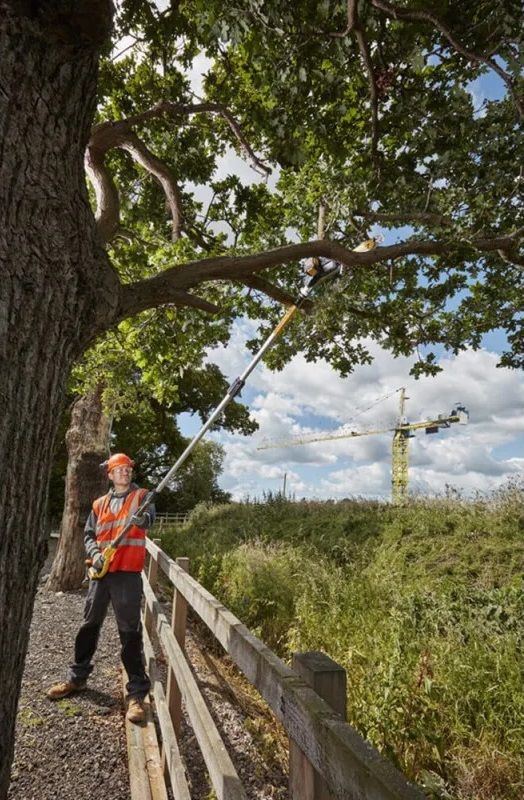 Висоторіз ланцюговий акумуляторний DeWalt безщітковий 18В шина 20см штанга 180-280см 4.0кг без АКБ та ЗП