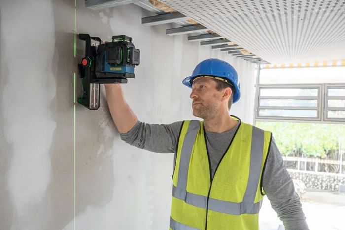 Нівелір лазерний Bosch GLL 12V-100-33 CG 12В/4АА до 30м ±0.3мм/м зелений промінь чохол 1.76кг