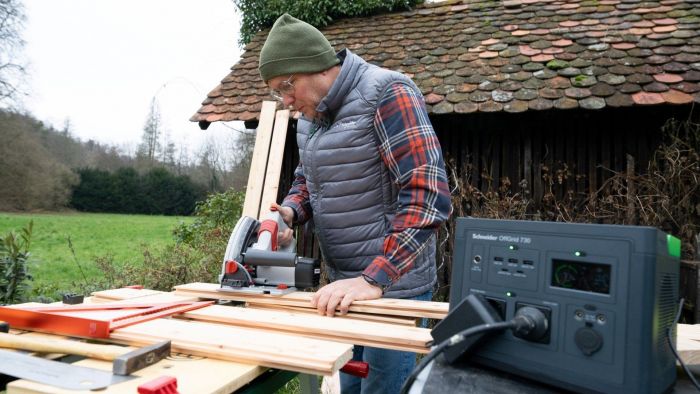 Портативна електростанція Schneider Electric OffGrid Portable Power Station 730, 700 Вт, 738 Вт/год, Wireless Charge