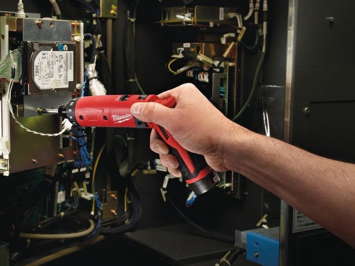 Викрутка акумуляторна Milwaukee 4В 2х2А·год 5Нм 200об/хв сумка та ЗП 0.5кг