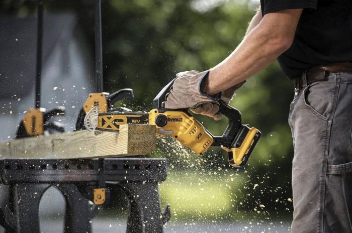 Пила ланцюгова акумуляторна DeWalt 18В XR Li-lon акб 1х5А·год 15см 8.6м/с шина 20см ЗП 2.1кг