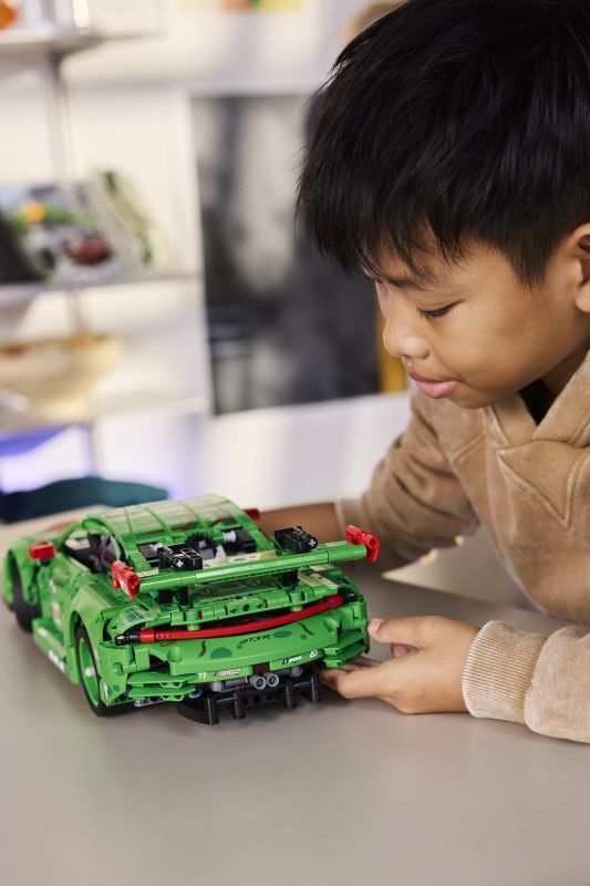 Конструктор LEGO Technic Автомобіль Porsche 911 GT3 R REXY AO Racing