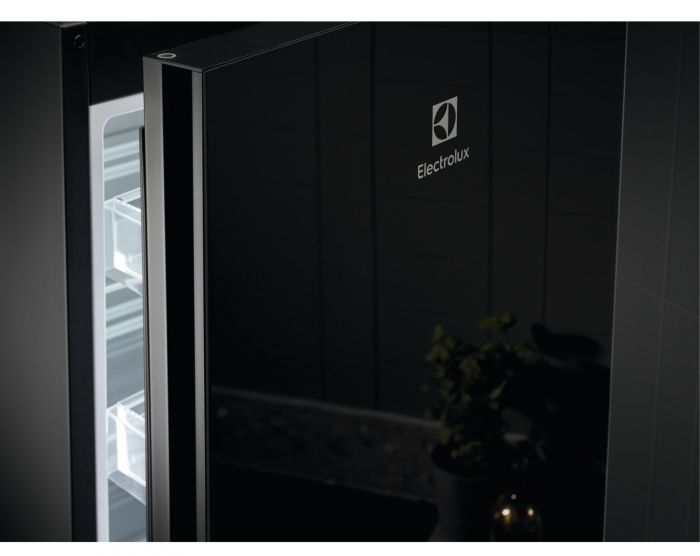 Холодильник Electrolux з нижн. мороз., 201x60х66, холод.відд.-244л, мороз.відд.-94л, 2дв., E, Combi, інв., диспл внутр., зона св-ті, чорний (скло)