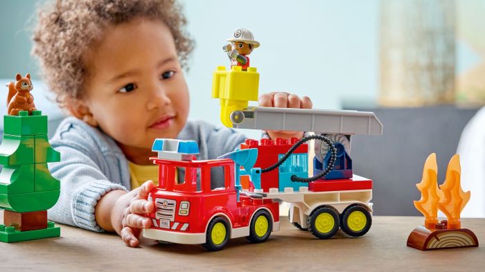 Конструктор LEGO DUPLO Town Пожежна машина зі шлангом і пожежником
