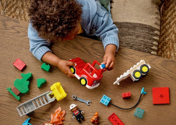 Конструктор LEGO DUPLO Town Пожежна машина зі шлангом і пожежником