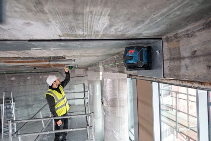 Нівелір лазерний Bosch Professional GLL 20-22 G 3.7В/4АА до 20м ±0.3мм/м зелений промінь чохол IP 65 0.59кг