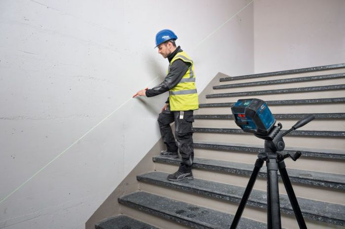 Нівелір лазерний Bosch Professional GLL 20-22 G 3.7В/4АА до 20м ±0.3мм/м зелений промінь чохол IP 65 0.59кг