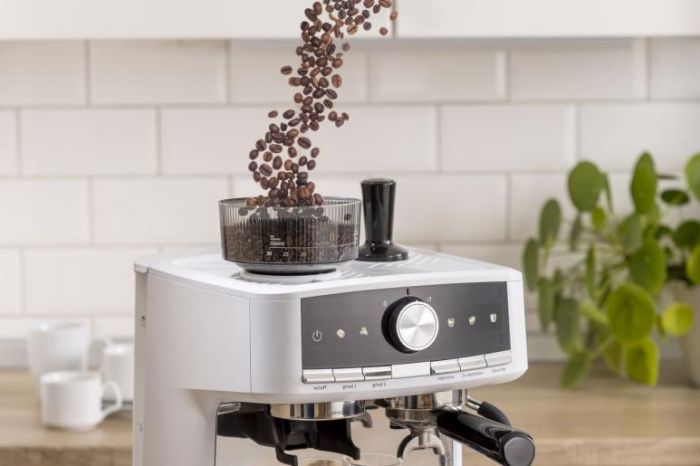 Кавоварка Gorenje ріжкова 2.5л, кавомолка 0,25л, капучинатор, кнопочне керування, білий