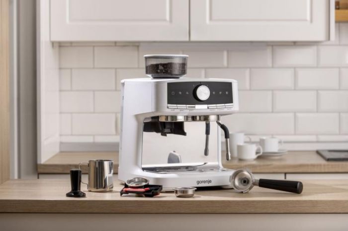 Кавоварка Gorenje ріжкова 2.5л, кавомолка 0,25л, капучинатор, кнопочне керування, білий