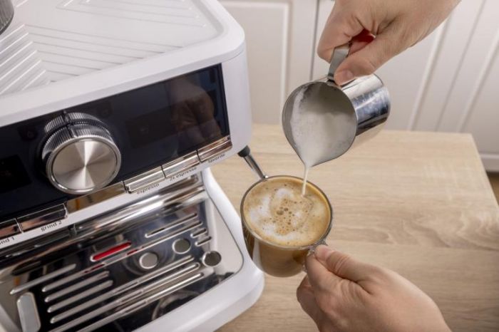 Кавоварка Gorenje ріжкова 2.5л, кавомолка 0,25л, капучинатор, кнопочне керування, білий