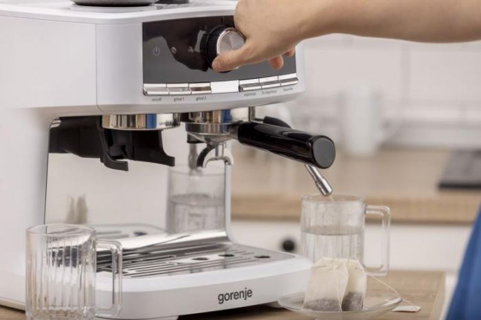 Кавоварка Gorenje ріжкова 2.5л, кавомолка 0,25л, капучинатор, кнопочне керування, білий
