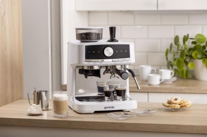 Кавоварка Gorenje ріжкова 2.5л, кавомолка 0,25л, капучинатор, кнопочне керування, білий