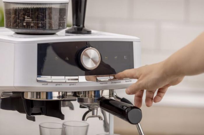 Кавоварка Gorenje ріжкова 2.5л, кавомолка 0,25л, капучинатор, кнопочне керування, білий