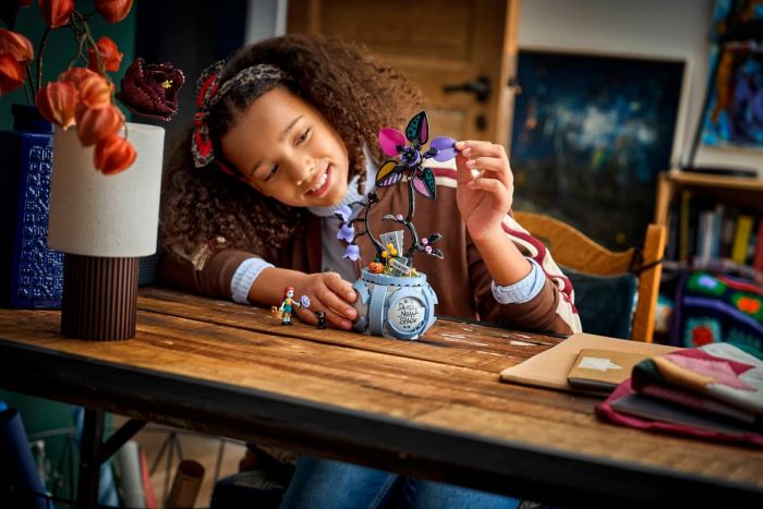 Конструктор LEGO Disney Classic Квітковий горщик Саллі