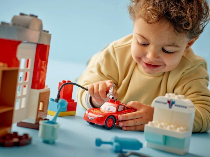 Конструктор LEGO DUPLO Disney Візит МакКвіна в гараж Дока
