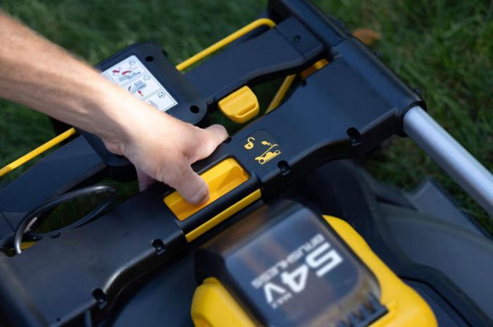 Газонокосарка акумуляторна DeWalt XR FLEXVOLT 54В 53см 67л 25-102мм 26кг без АКБ та ЗП