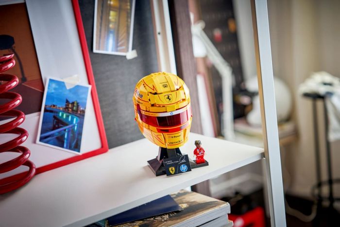 Конструктор LEGO Editions Formula 1 Шолом Льюїса Гамільтона з команди Scuderia Ferrari HP