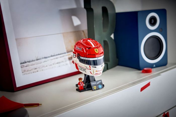 Конструктор LEGO Editions Formula 1 Шолом Шарля Леклера з команди Scuderia Ferrari HP