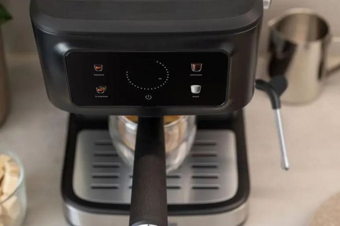 Кавоварка Gorenje ріжкова 1.5л, мелена, ручний капучинатор, чорний