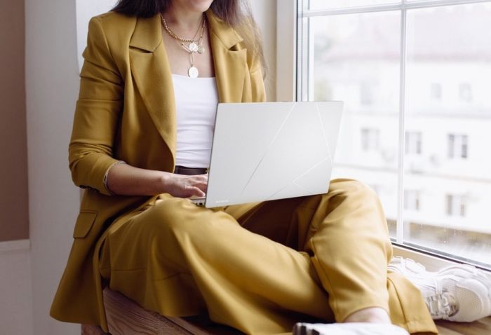 Ноутбук ASUS Zenbook 14 UX3405CA-QL1487 14" WUXGA Touch OLED, Intel Ultra 5 225H, 16GB, F512GB, UMA, NoOS, Сріблястий
