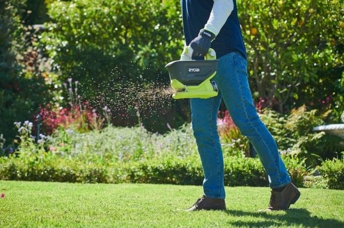 Сівалка акумуляторна Ryobi ONE+ OSS1800 18В 4л розкид до 3.5м 1.4кг без АКБ та ЗП