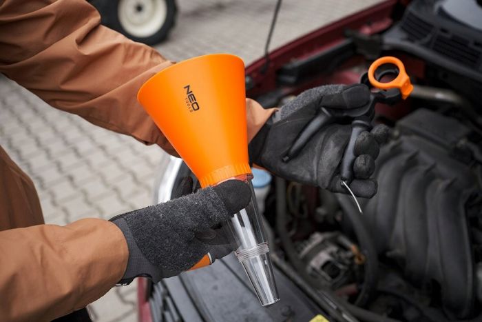 Лійка автомобільна Neo Tools (воронка) пластик, 250х125мм з монтажним кронштейном 0.36кг