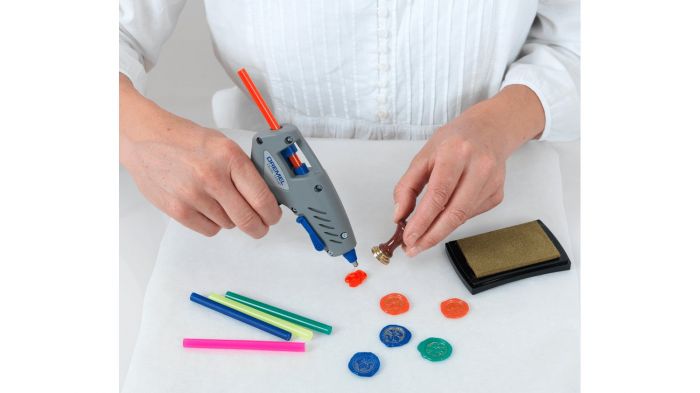 Пістолет клейовий Dremel GlueGun 930 стрижні 7мм 105-165° 0.2кг