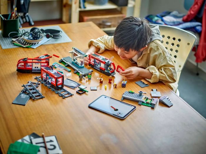 Конструктор LEGO City Трамвай і вокзал у центрі міста