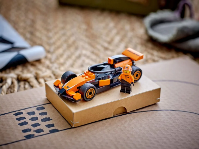 Конструктор LEGO City Пілот F1 з автомобілем для перегонів команди McLaren