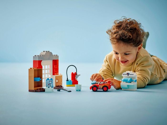 Конструктор LEGO DUPLO Disney Візит МакКвіна в гараж Дока