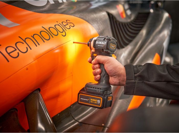 Шурупокрут-дриль ударний акумуляторний DeWALT McLaren F1 TEAM LIMITED EDITION 18В 2х5А·год 205Нм 1000-2800-3250об/хв кейс ЗП 1.0кг