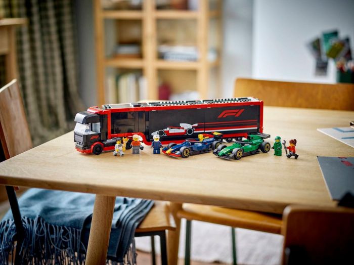 Конструктор LEGO City Вантажівка F1 з автомобілями RB20 та AMR24