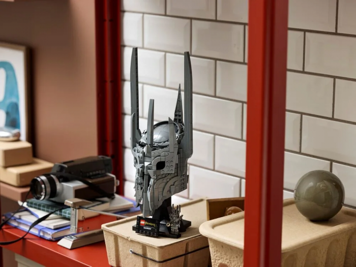 Конструктор LEGO Icons Володар перснів: шолом Саурона