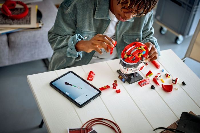 Конструктор LEGO Editions Formula 1 Шолом Шарля Леклера з команди Scuderia Ferrari HP