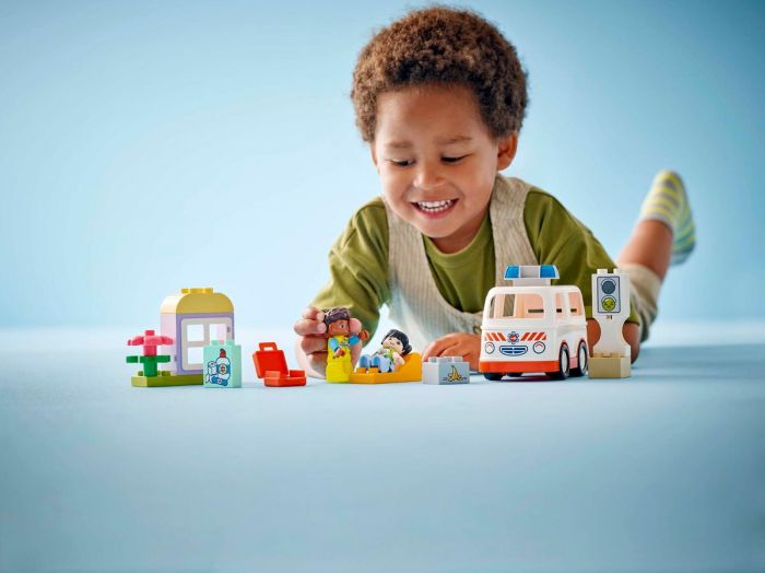 Конструктор LEGO DUPLO Town Швидка допомога та водій