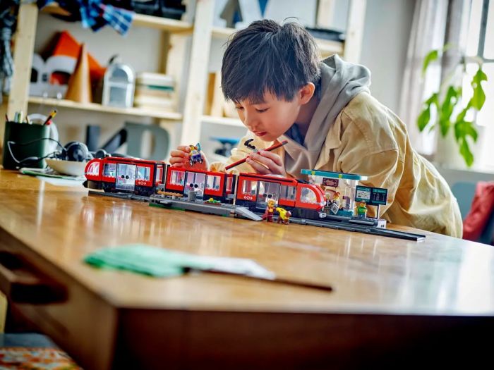 Конструктор LEGO City Трамвай і вокзал у центрі міста
