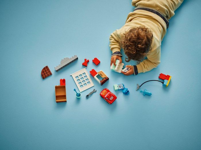 Конструктор LEGO DUPLO Disney Візит МакКвіна в гараж Дока
