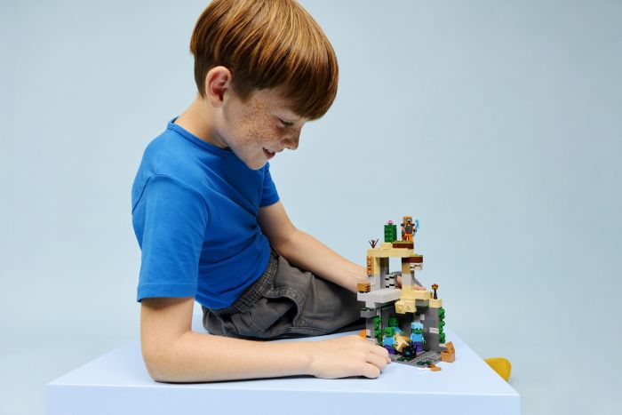 Конструктор LEGO Minecraft Підземелля зомбі