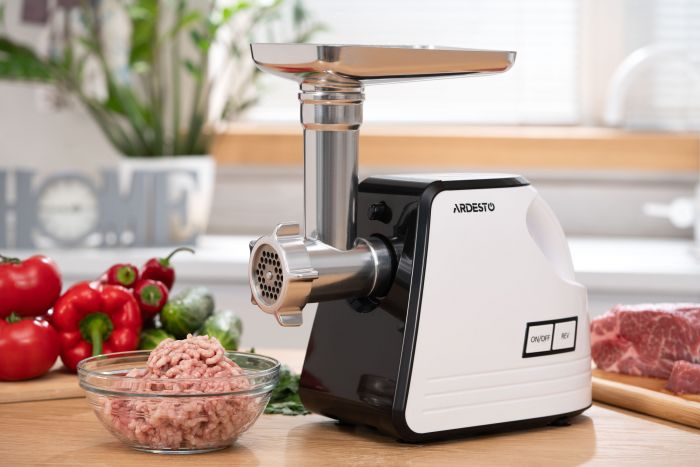 М'ясорубка Ardesto, 2300Вт, продук.-2.2кг/хв, 4 решітки + для ковб., кеббе, насадка для томатів, пластик, біло-черний